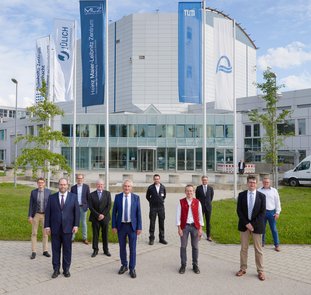 Landrat Helmut Petz (vorne, 2. v. l.), besuchte mit seinen Mitarbeitern den FRM II. Die drei Direktoren der Forschungs-Neutronenquelle führten die Besucher durch die Anlage (vorne, v. l.): Robert Rieck, Dr. Axel Pichlmaier und Prof. Dr. Peter Müller-Buschbaum (Foto: W. Schürmann/TUM)