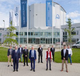 Landrat Helmut Petz (vorne, 2. v. l.), besuchte mit seinen Mitarbeitern den FRM II. Die drei Direktoren der Forschungs-Neutronenquelle führten die Besucher durch die Anlage (vorne, v. l.): Robert Rieck, Dr. Axel Pichlmaier und Prof. Dr. Peter Müller-Buschbaum (Foto: W. Schürmann/TUM)