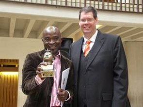 Förderpreisträger Pepito Anumu mit Landrat Michael Schwaiger