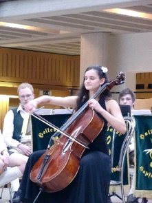 F&ouml;rderpreistr&auml;gerin Raphaela Gromes, Violoncello, aus Eching spielt, begleitet von Jonas Bodensohn am Klavier, die Polonaise brillante von Fr&eacute;d&eacute;ric Chopin. 