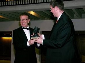 Landrat Michael Schwaiger gratuliert dem Kulturpreisträger Martin Keeser 