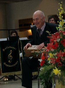 Kulturpreistr&auml;ger Rudolf Goerge tr&auml;gt das Holledauer Schimmellied vor und unterh&auml;lt sein Publikum mit der "wahren Geschichte vom Holldauer Schimmel". 