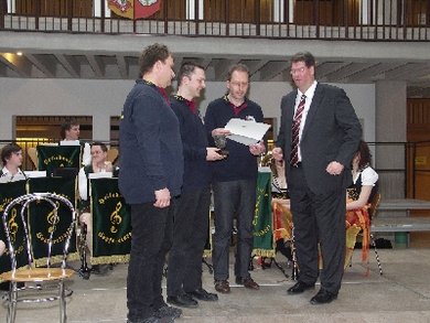 &Uuml;bergabe des Anerkennungspreises an die Interessengemeinschaft Hallertauer Modelleisenbahner 